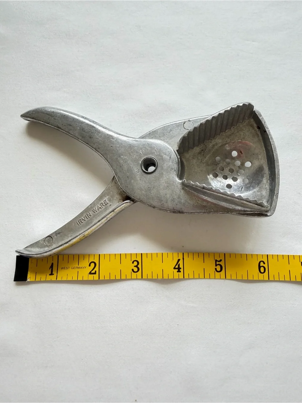 Vintage Irvin Ware Hand Held Citrus Squeezer/Juicer Made In The USA